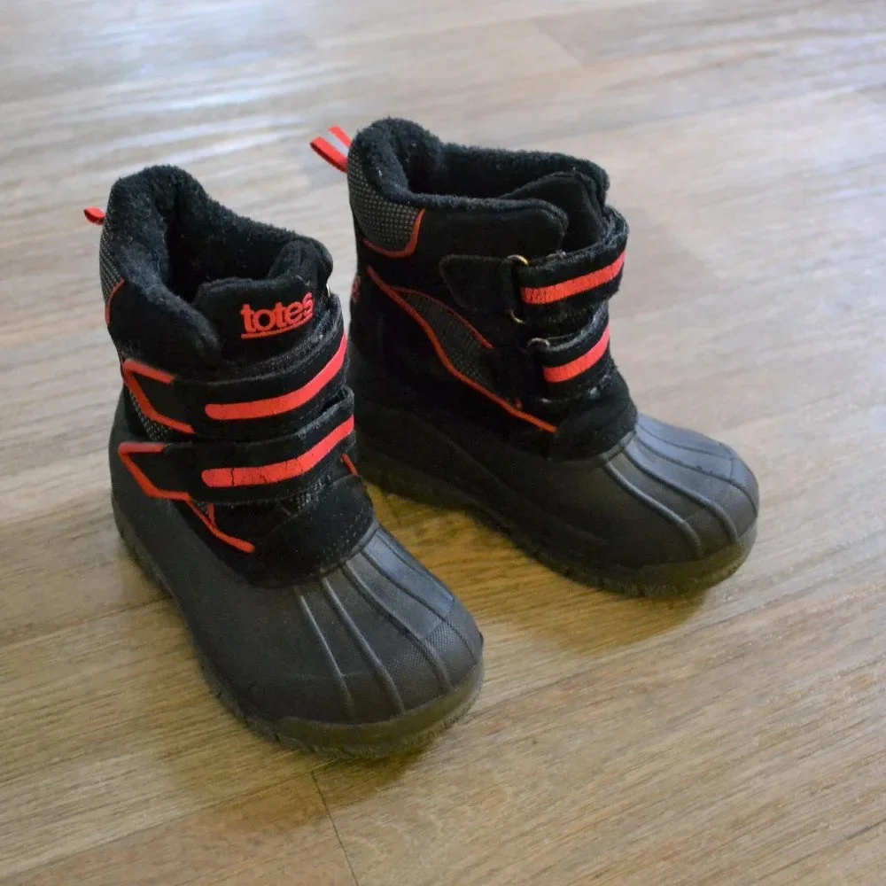 Totes Toddler Fleece Lined Snow Boot Red and Black Size 9